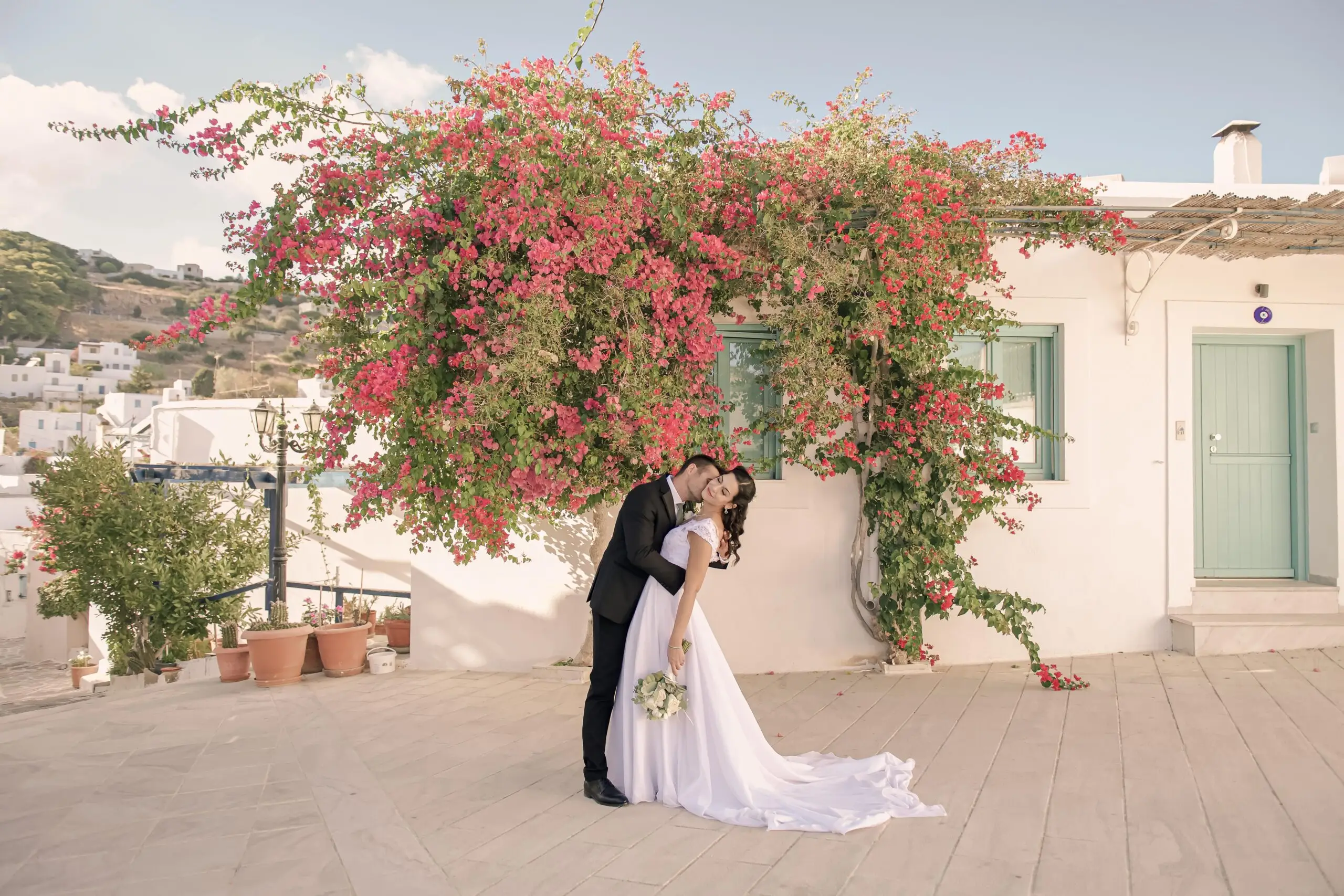wedding-photoshoot-paros-couple-bougainvillea-kiss