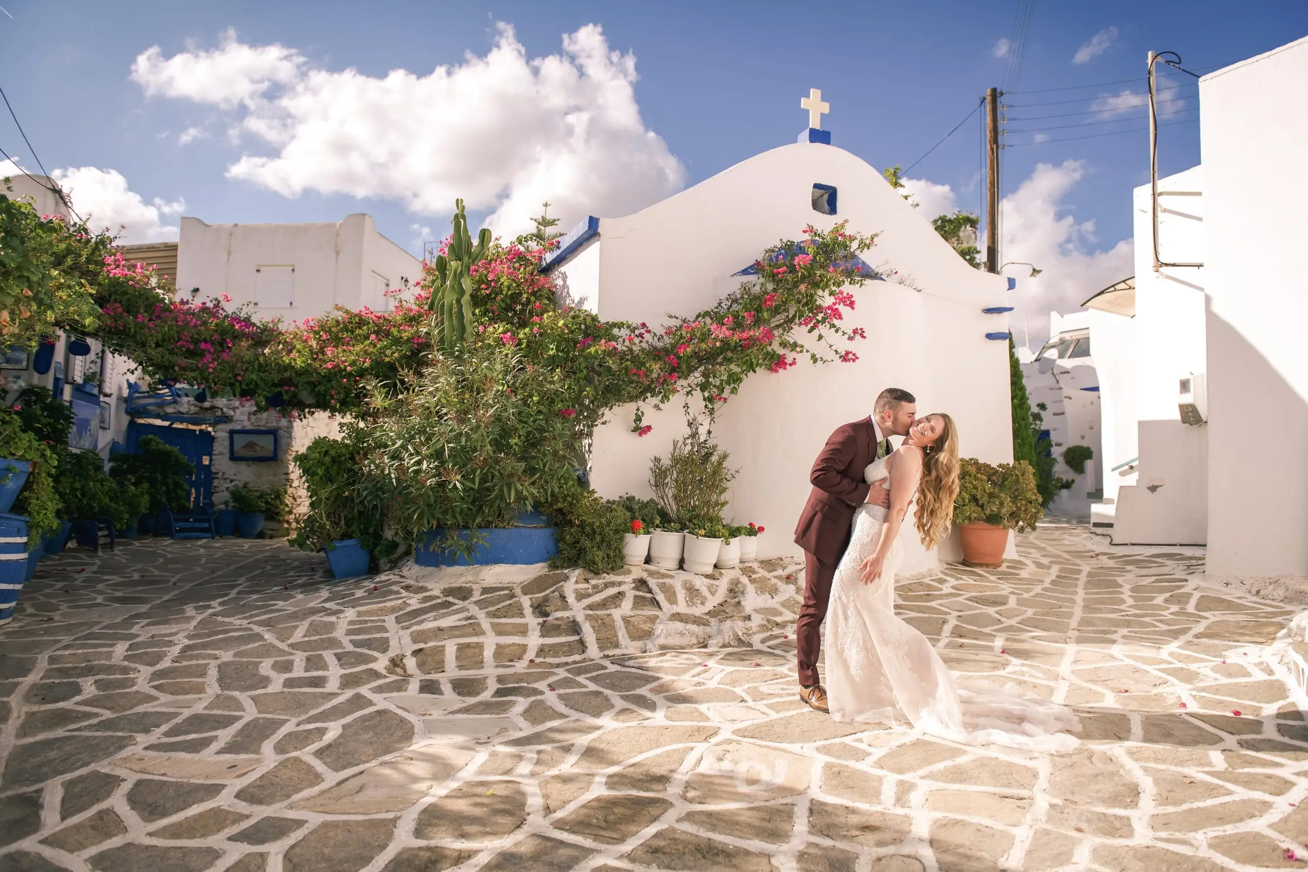 romantic-wedding-kiss-paros