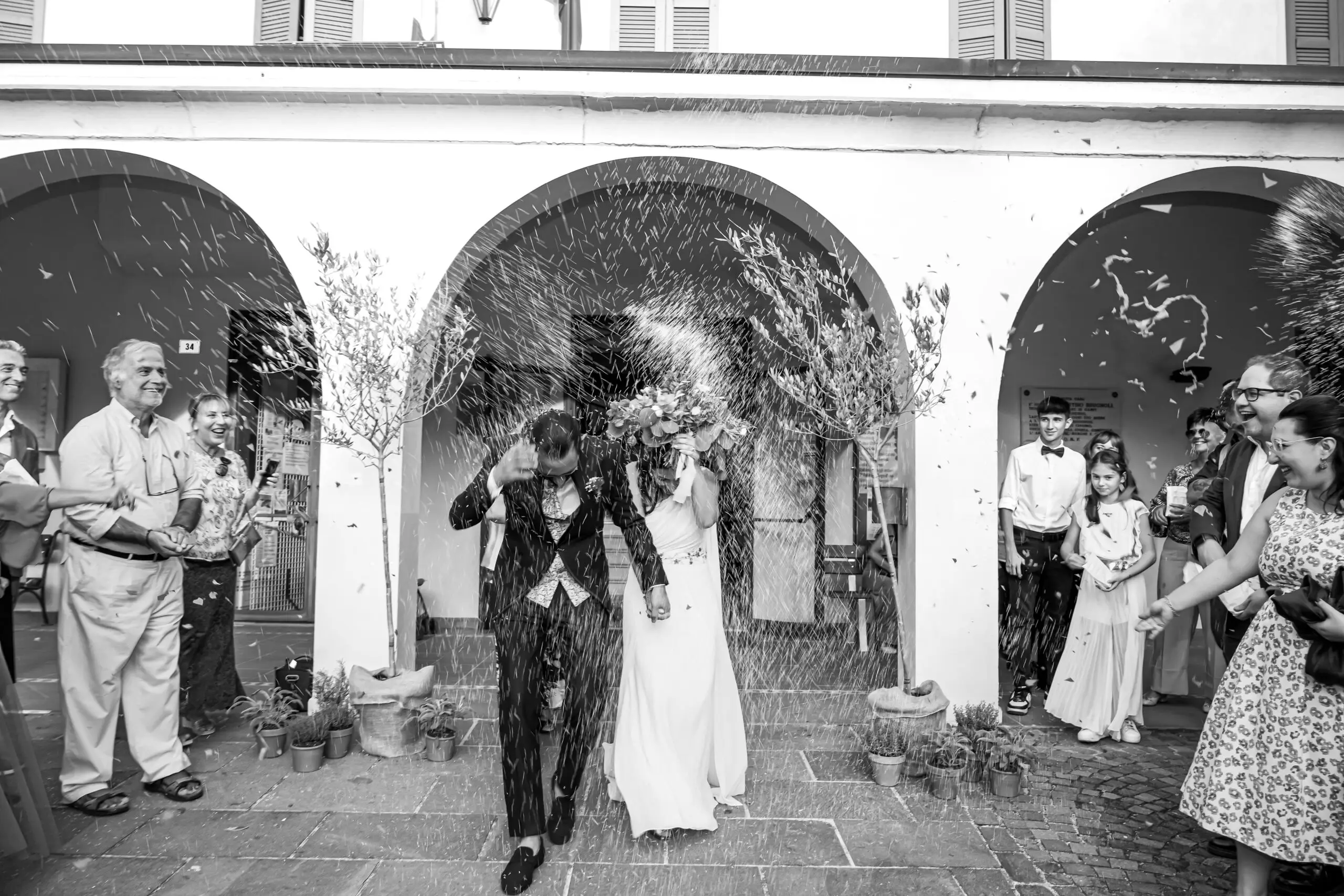 wedding-couple-celebration-paros-confetti