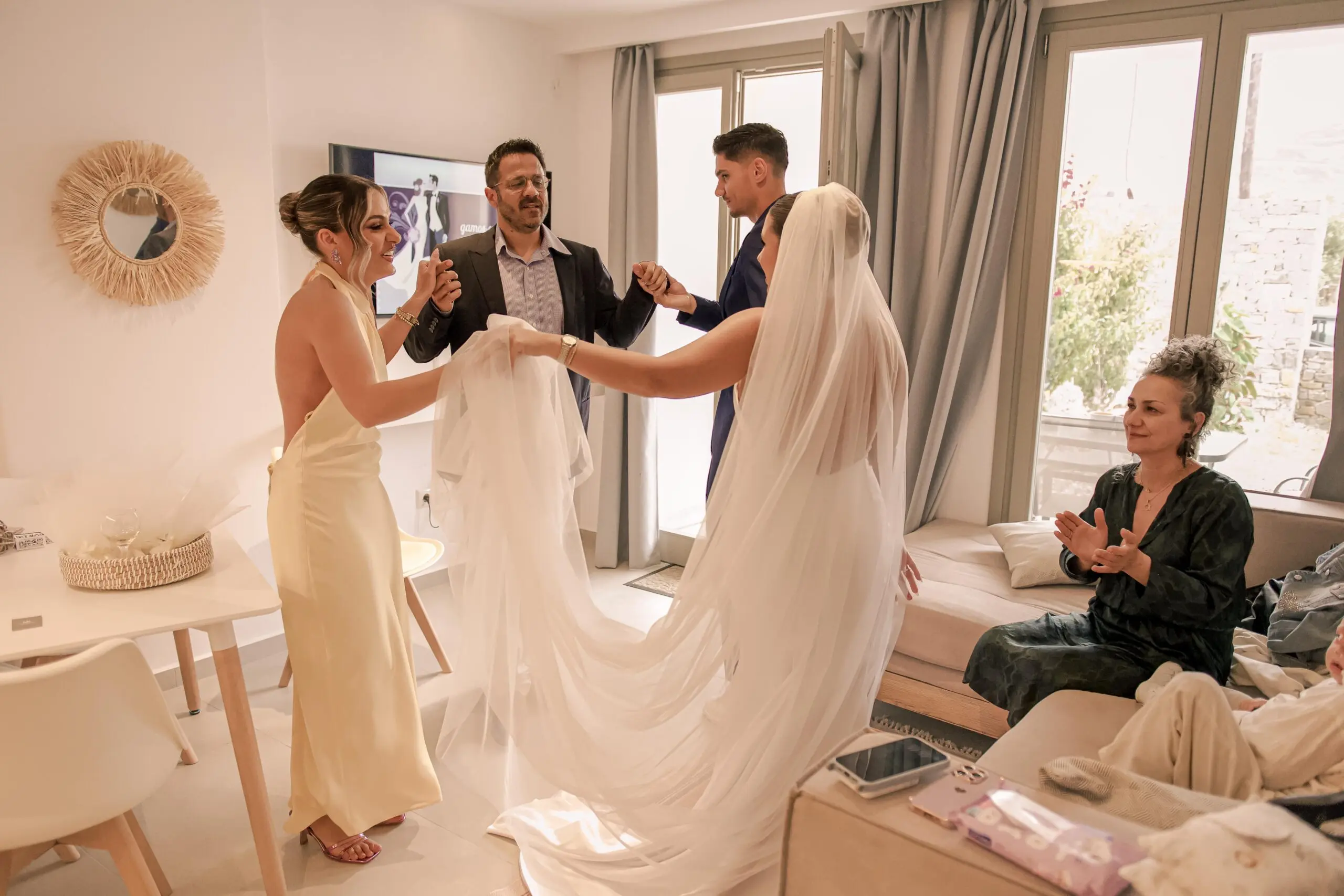 bride-preparation-paros-getting-dressed-with-family