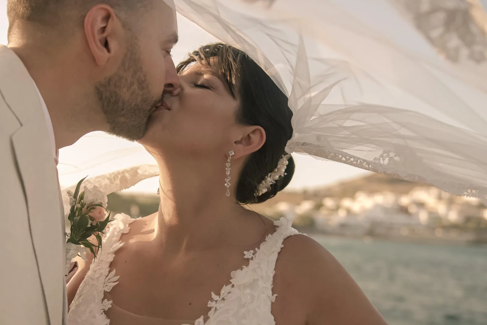 wedding-kiss-romantic-veil-beach-seaside