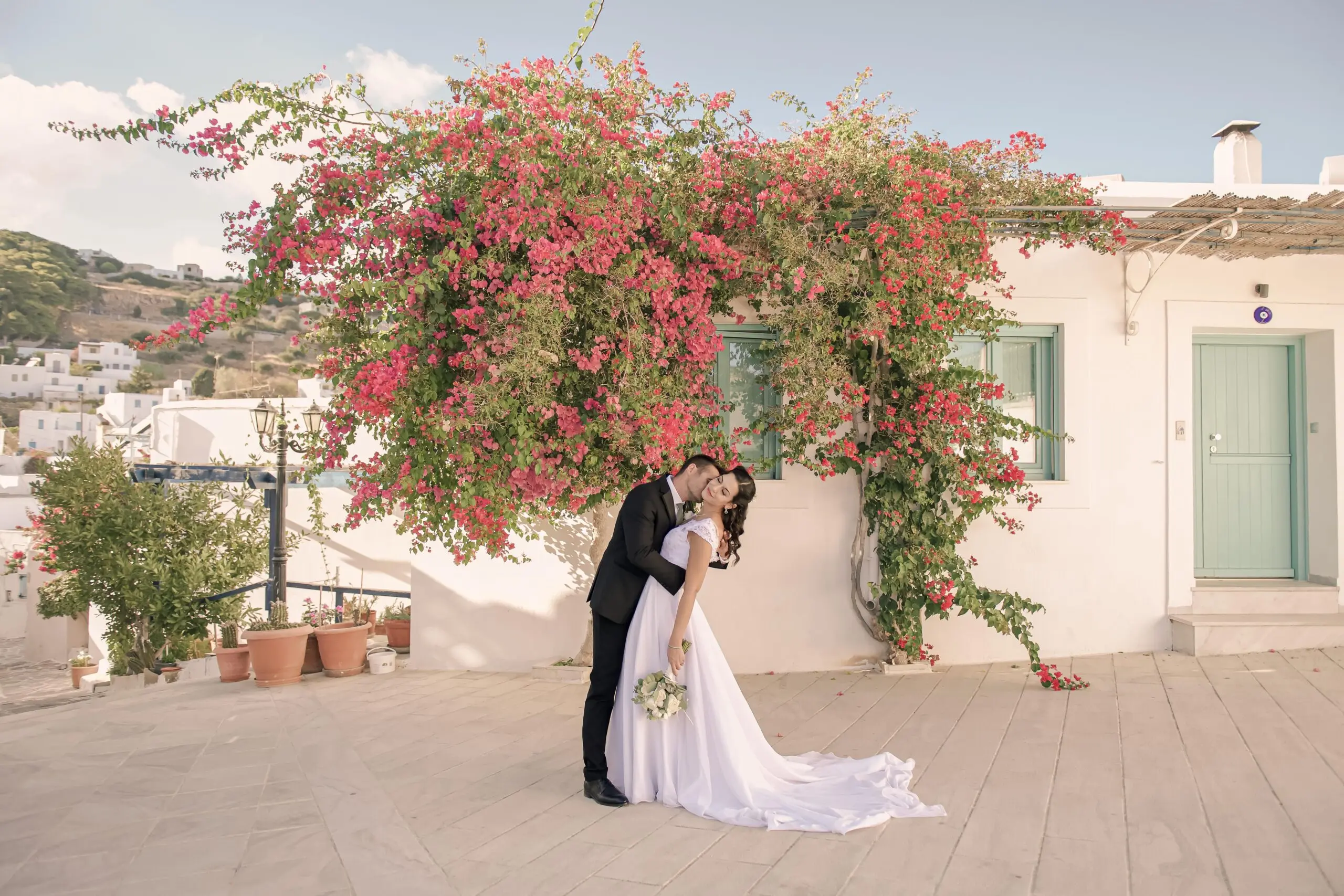 wedding-photoshoot-paros-couple-bougainvillea-kiss