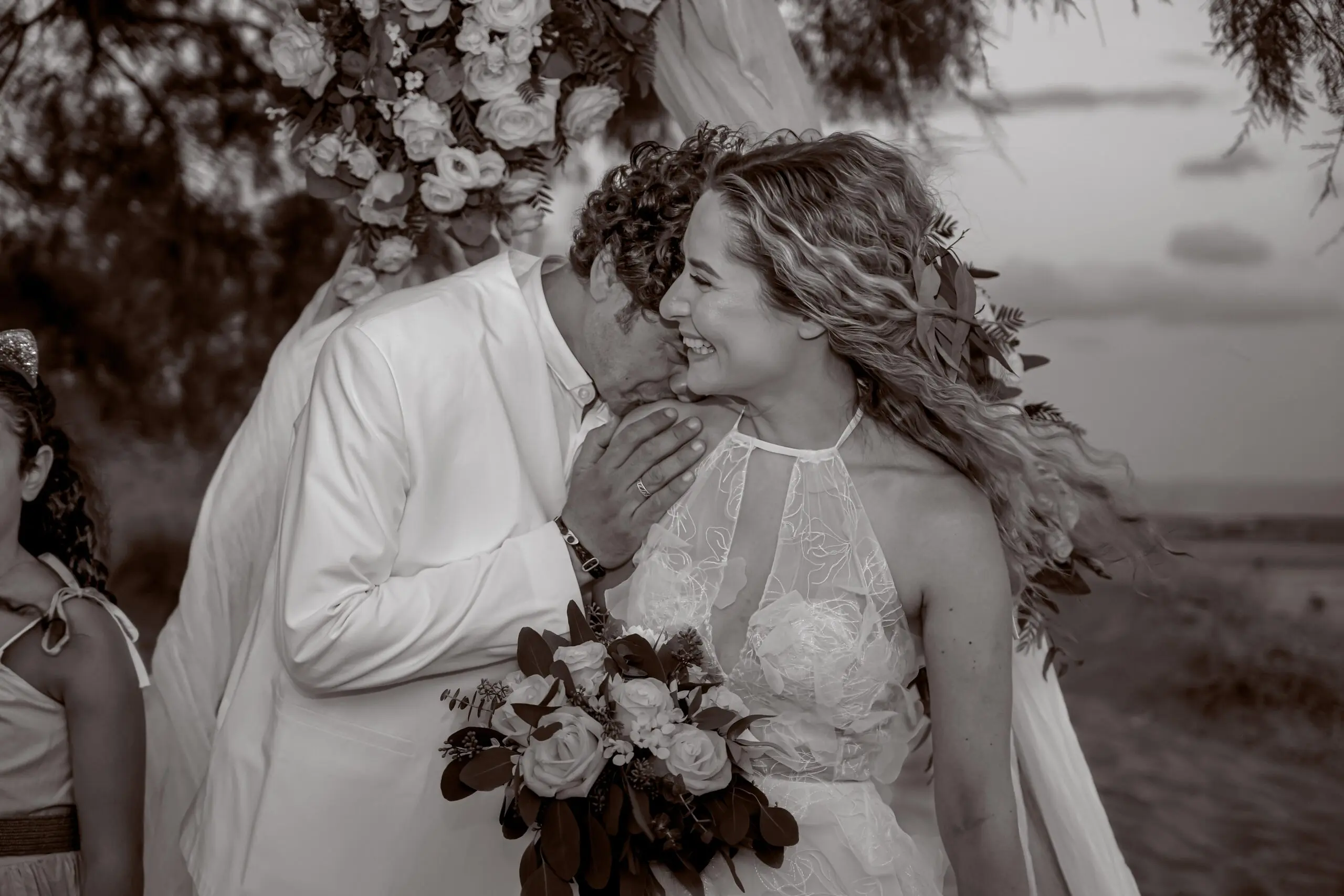 wedding-photography-paros-couple-kiss"